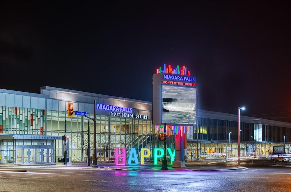 Ramada By Wyndham Niagara Falls Near The Falls Экстерьер фото