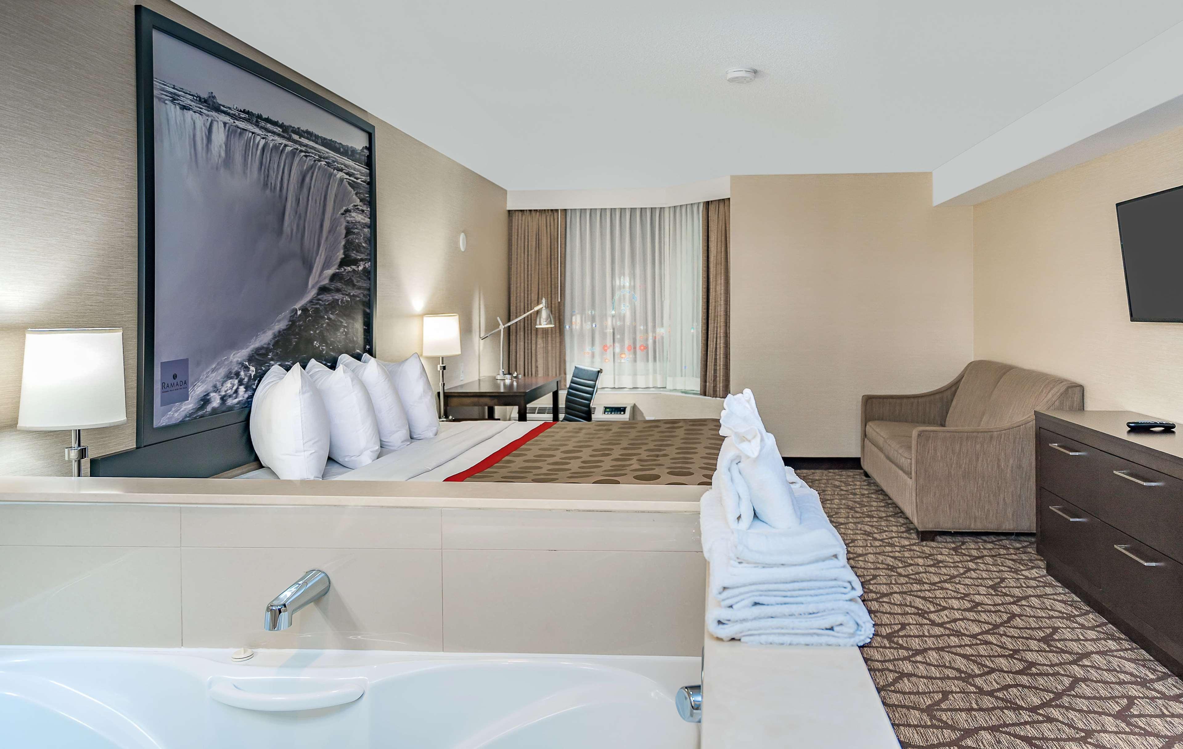 Ramada By Wyndham Niagara Falls Near The Falls Экстерьер фото