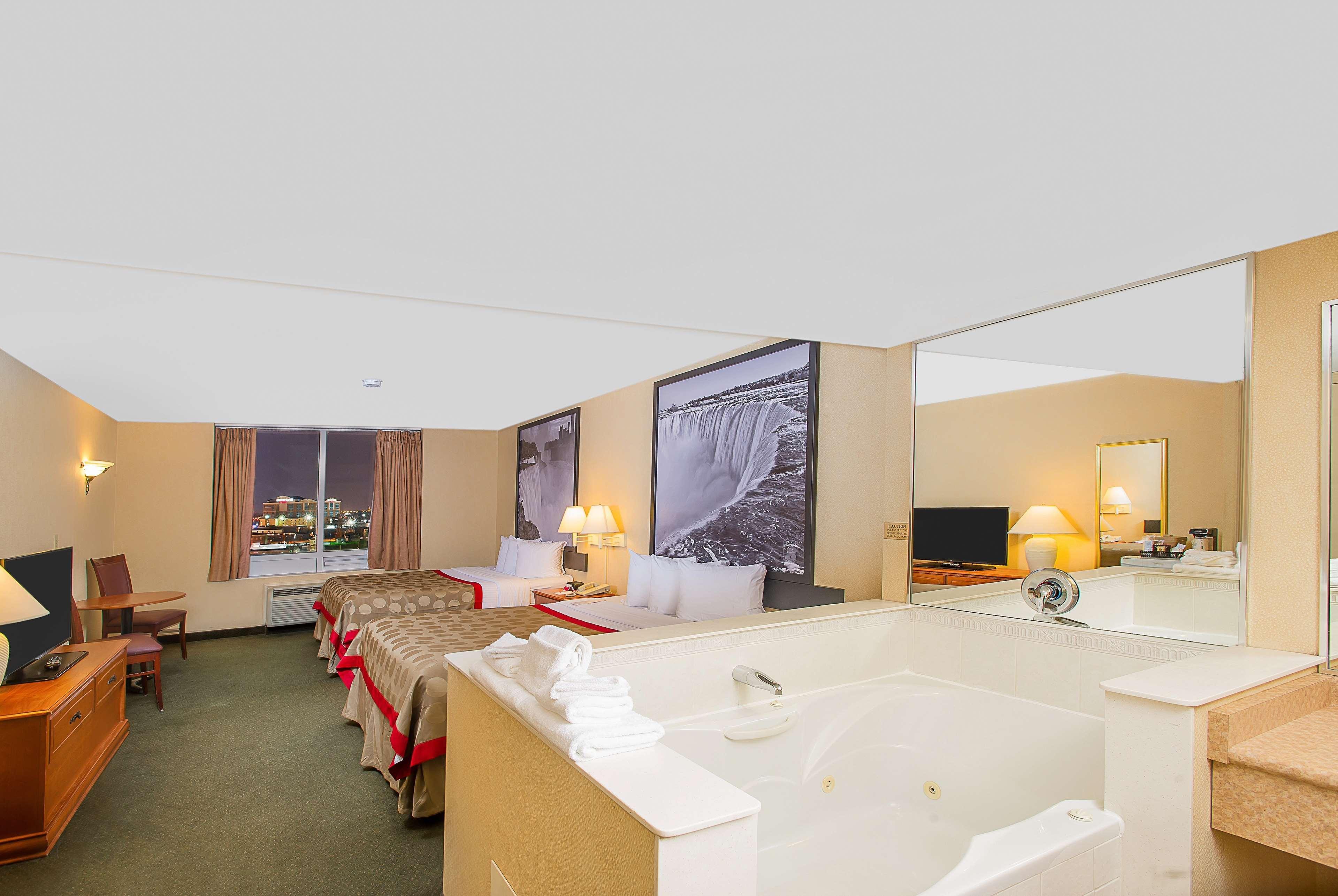 Ramada By Wyndham Niagara Falls Near The Falls Экстерьер фото
