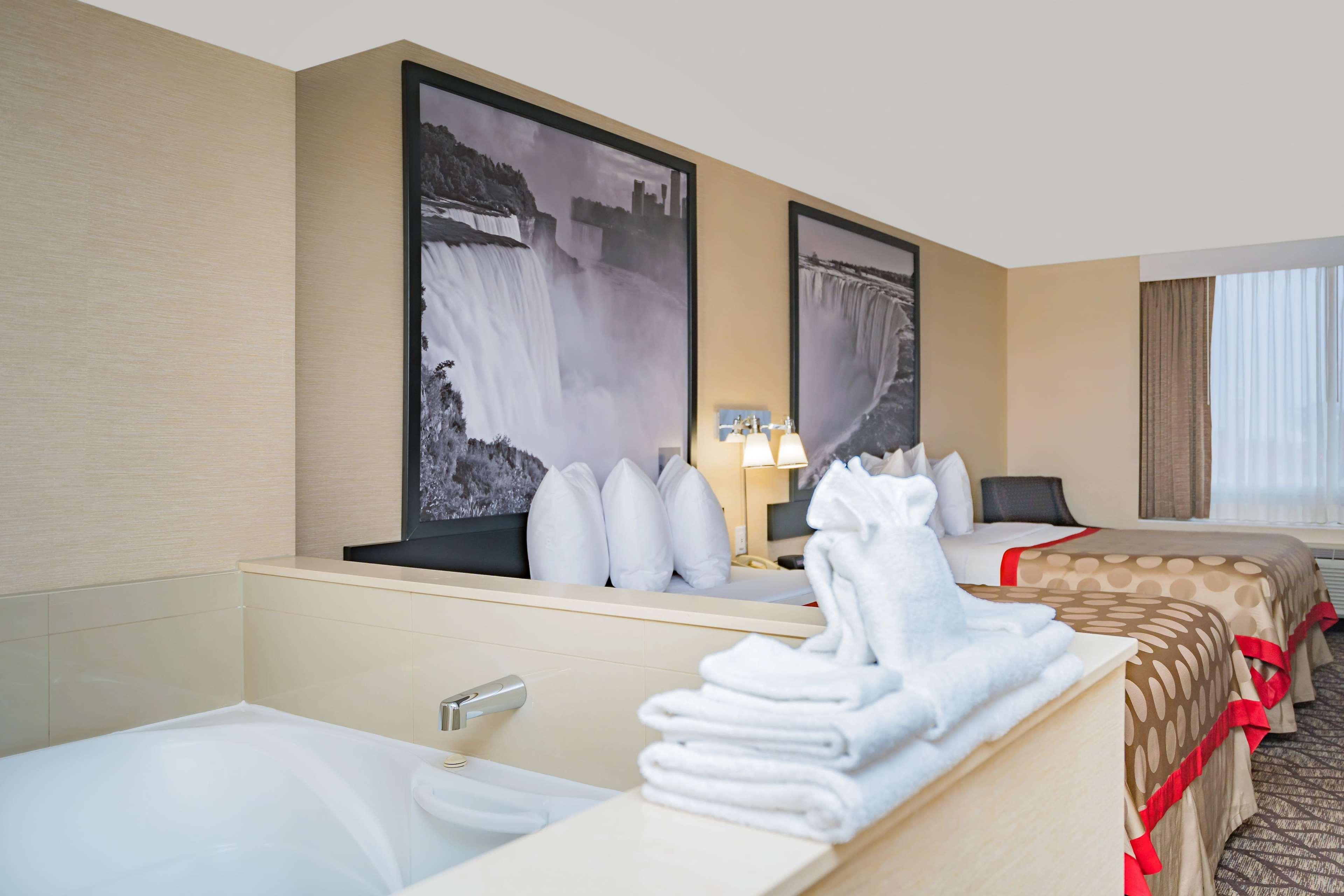 Ramada By Wyndham Niagara Falls Near The Falls Экстерьер фото