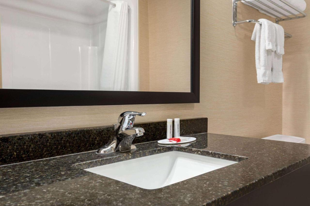 Ramada By Wyndham Niagara Falls Near The Falls Экстерьер фото