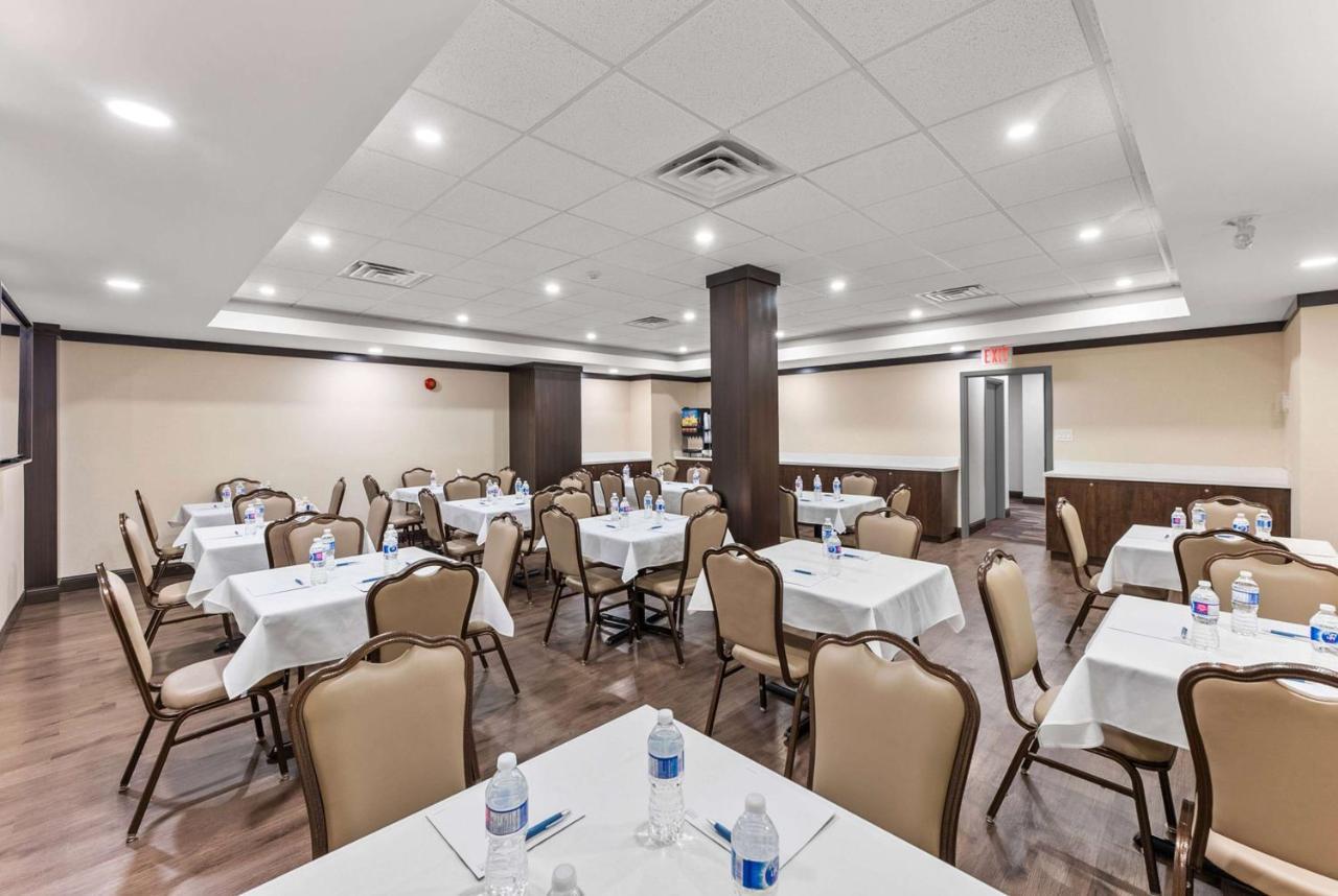 Ramada By Wyndham Niagara Falls Near The Falls Экстерьер фото