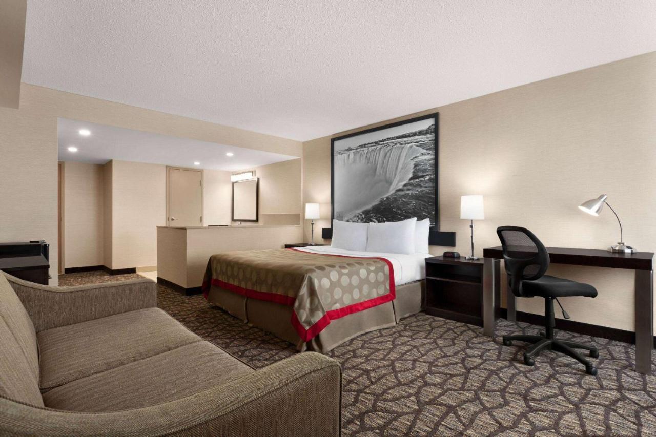 Ramada By Wyndham Niagara Falls Near The Falls Экстерьер фото