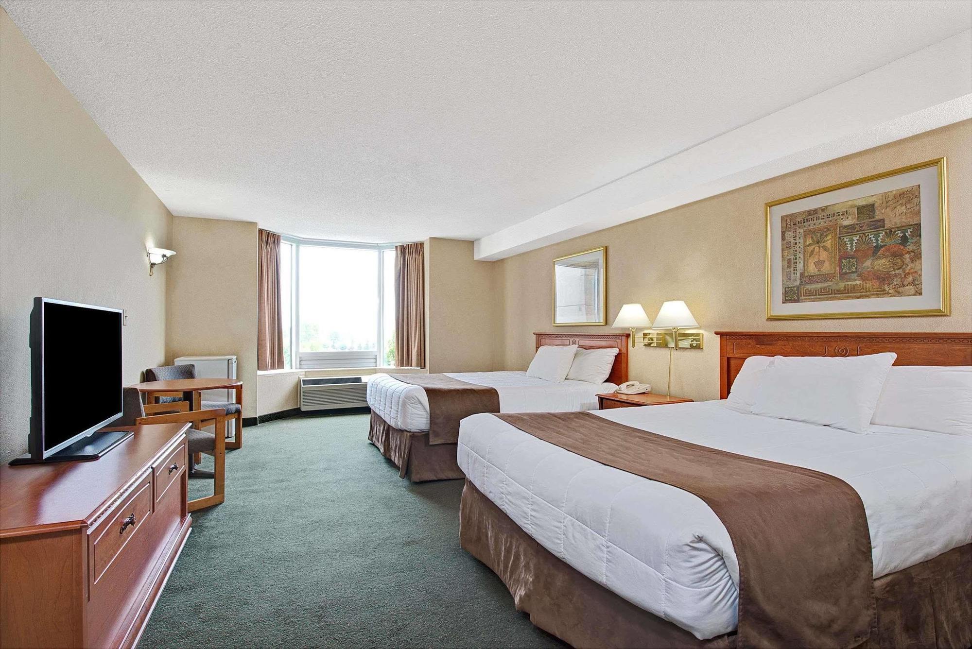 Ramada By Wyndham Niagara Falls Near The Falls Экстерьер фото